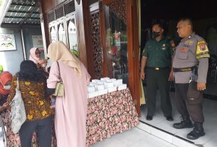 Bersama Bhabinkamtibmas, Babinsa Sangkrah Hadiri Giat Rembug Percepatan Dan Dukung Penurunan Stunting