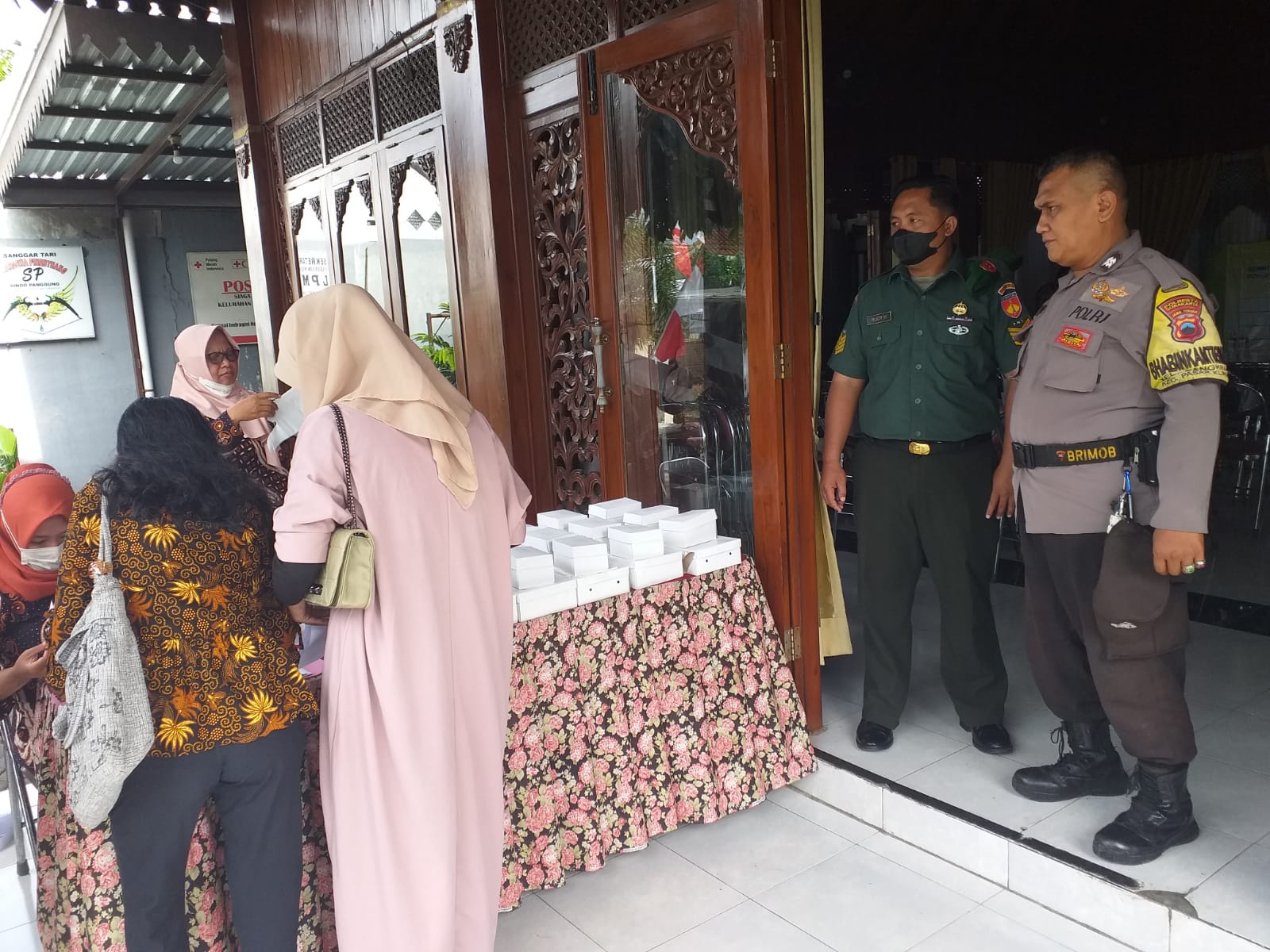 Bersama Bhabinkamtibmas, Babinsa Sangkrah Hadiri Giat Rembug Percepatan Dan Dukung Penurunan Stunting
