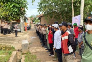 Bersama Masyarakat, Polresta Bandar Lampung Bersihkan Sungai