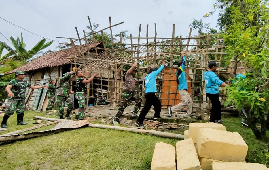 Bersama Warga Sambongrejo Sumberrejo, Babinsa Kodim Bojonegoro Gotong Royong bedah rumah Mbah Sarmi