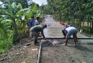 Bukti Kemanunggalan TNI-Rakyat, Babinsa bersama masyarakat Cor Jalan