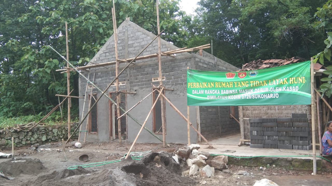 Capai progress 50% pembangunan RTLH milik Ibu Rantiyem di desa Tawang terus dikebut Kodim 0726/Sukoharjo..