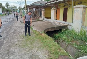 Cegah Banjir, TNI-Polri Dan Warga Bersih-Bersih Bantaran Sungai