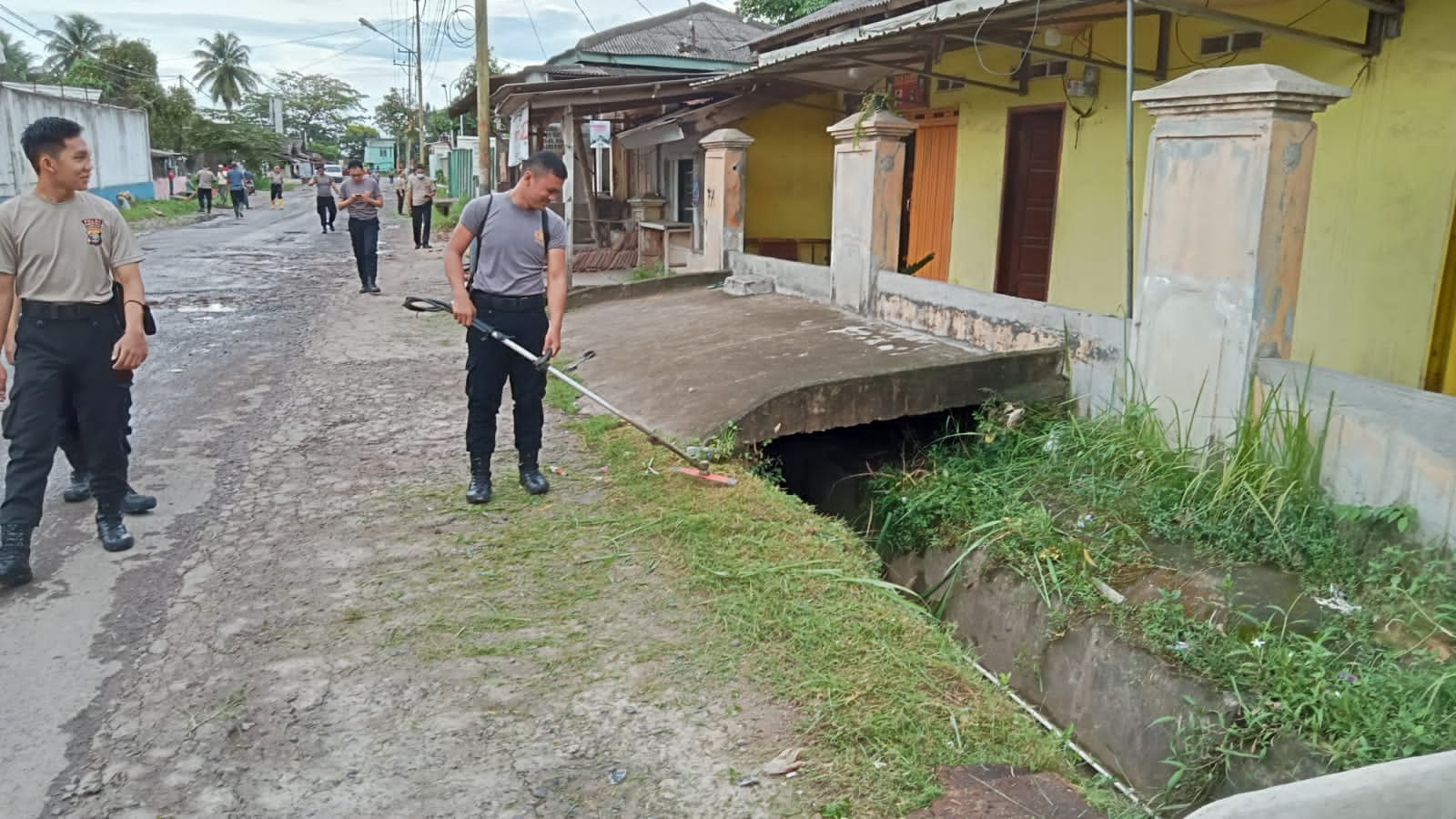 Cegah Banjir, TNI-Polri Dan Warga Bersih-Bersih Bantaran Sungai