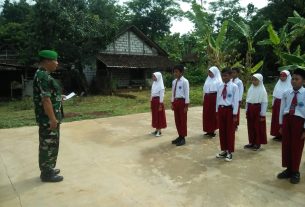 Ciptakan Kedisiplinan Sejak Dini, Babinsa Latih PBB Siswa SD