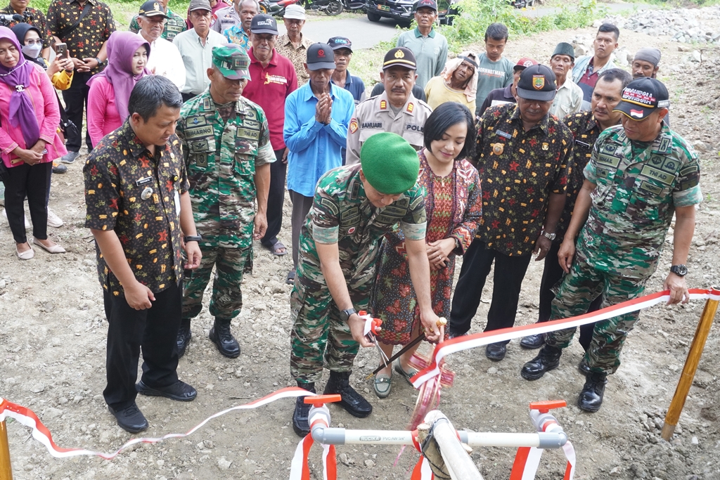 Dandim 0726/Sukoharjo serahkan Sumur Pompa Hidram Program Air Bersih TNI AD kepada Warga Desa Gentan, Kec. Bulu, Kab. Sukoharjo.