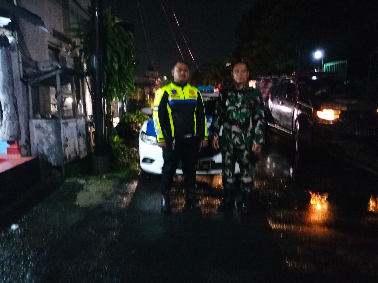 Danramil Serengan Dampingi Panti Asuhan Al-Iklas kirim bantuan Korban Gempa Cianjur.