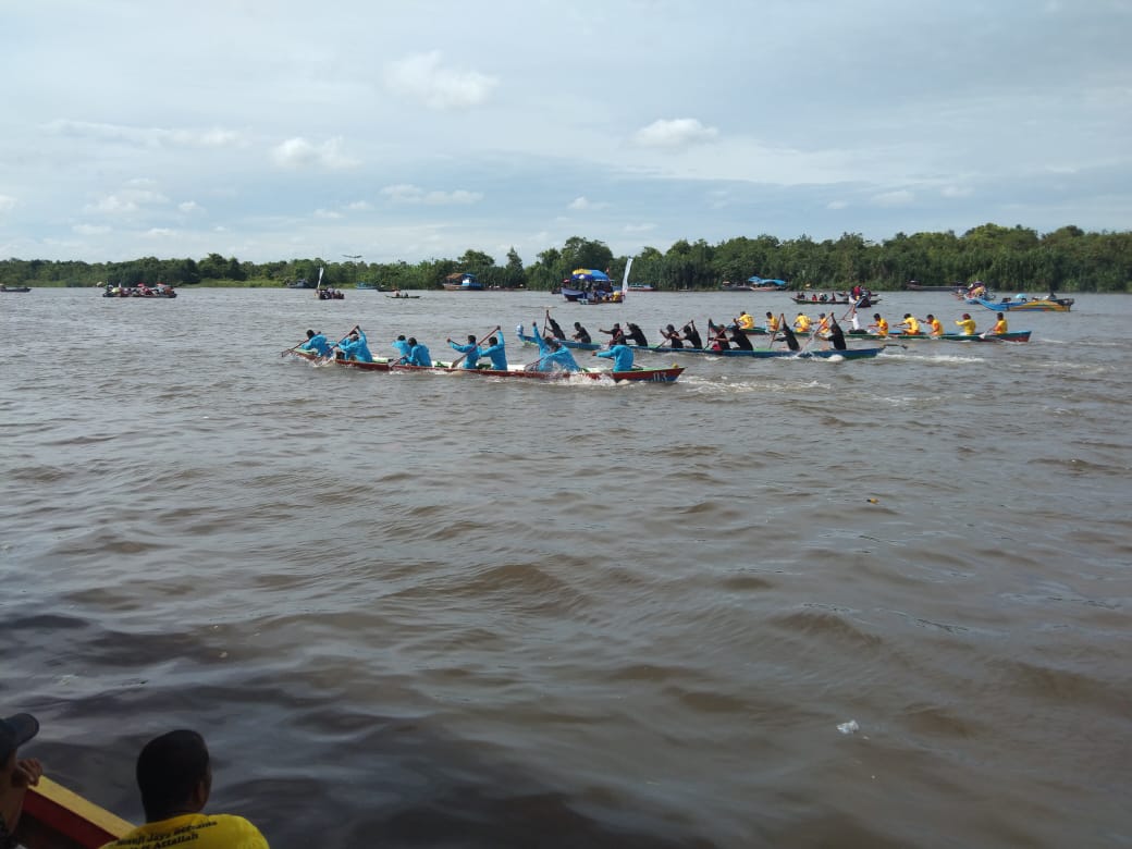 Dispora Mesuji Menampilkan lomba perahu hias