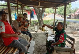 Duduk Santai bareng Warga, Babinsa Mendengar Keluh Kesah