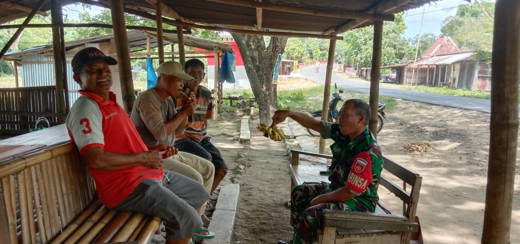 Duduk Santai bareng Warga, Babinsa Mendengar Keluh Kesah