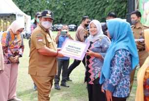 Riana Sari Arinal Lepas Kontingen Lampung Mengikuti Lomba Senam Kreasi Perwosi Tingkat Nasional Memperebutkan Piala Ibu Negara Iriana Joko Widodo