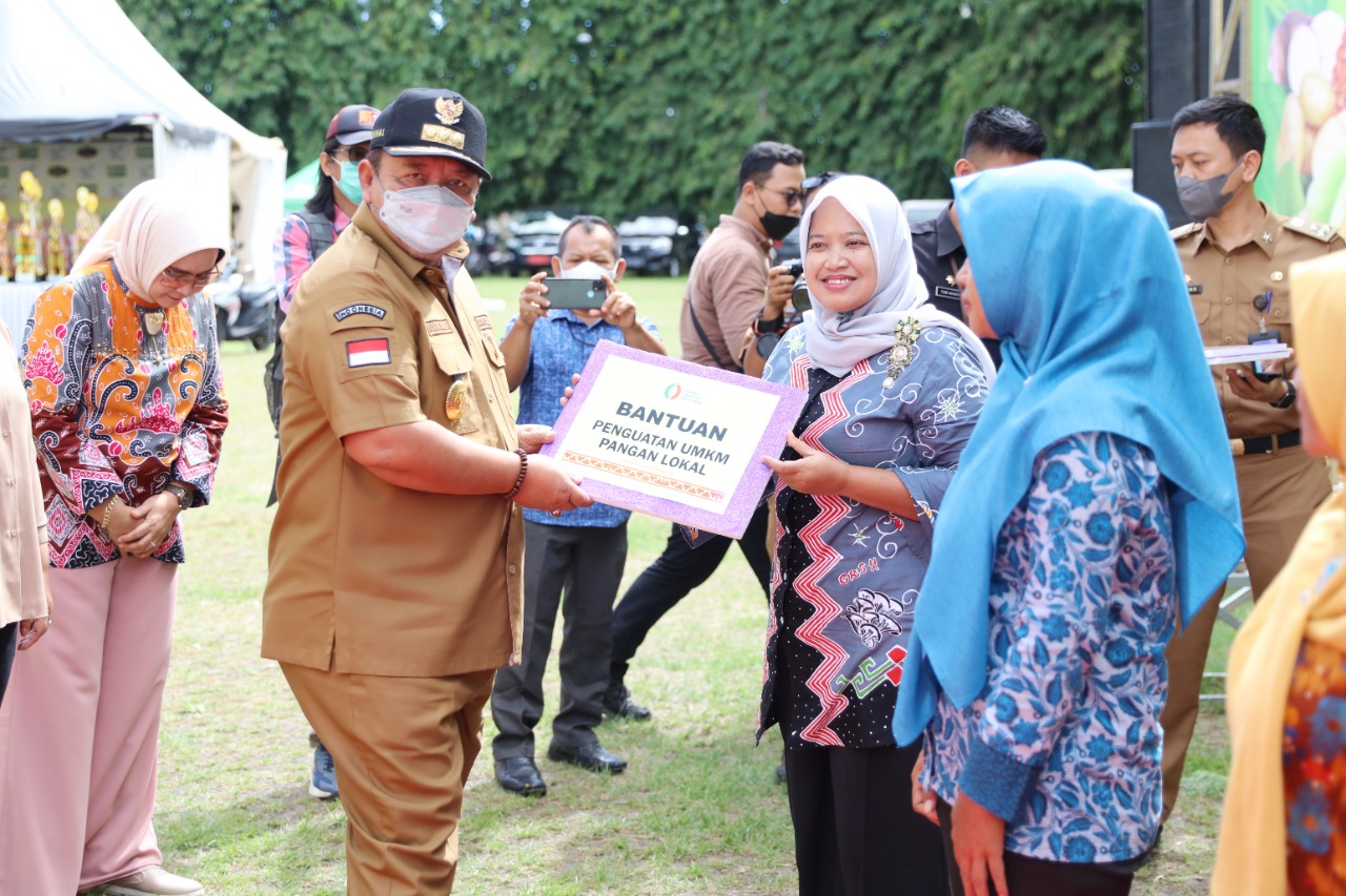 Riana Sari Arinal Lepas Kontingen Lampung Mengikuti Lomba Senam Kreasi Perwosi Tingkat Nasional Memperebutkan Piala Ibu Negara Iriana Joko Widodo
