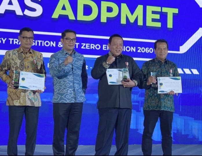 Gubernur Arinal Djunaidi Terima Penghargaan Pada Event ADPMET AWARD 2022 di Bali