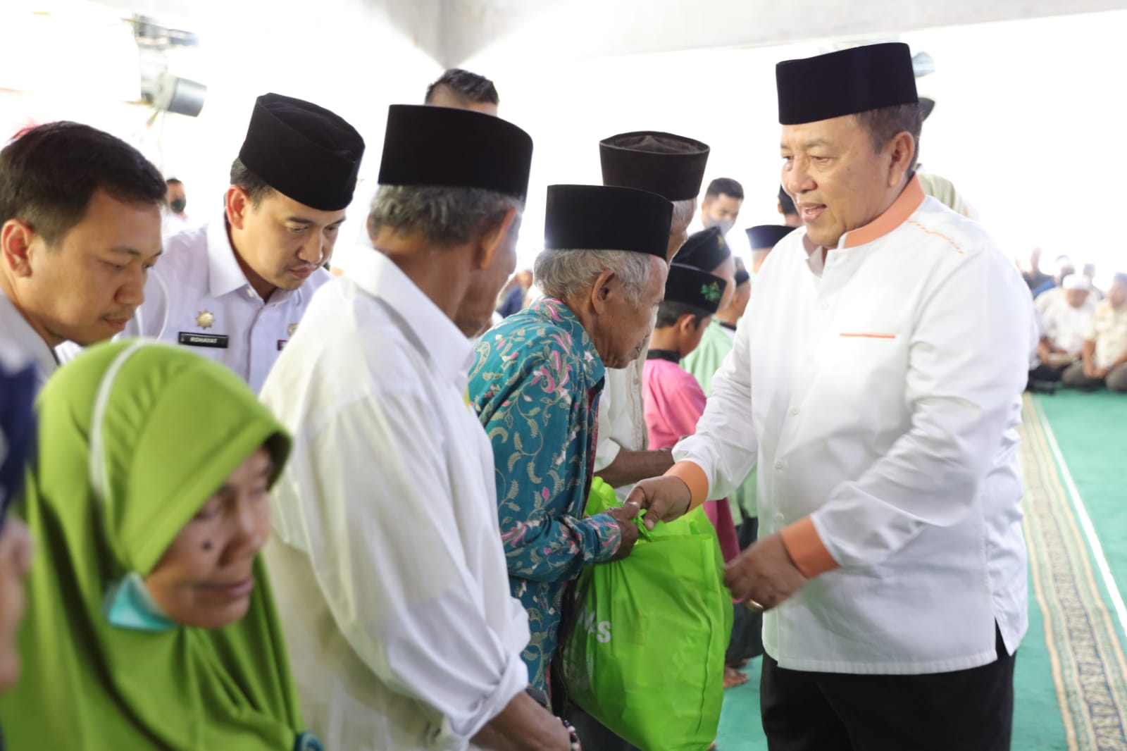 Gubernur Arinal Serahkan Bantuan Bidang Keagamaan ke Masyarakat Tubaba dan Sampaikan Belasungkawa atas Musibah Gempa Cianjur