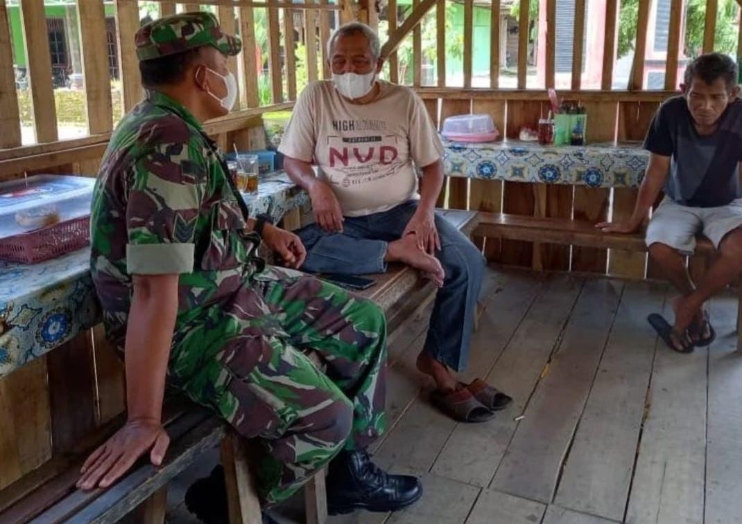 Hangatkan Silahturahmi Dengan Segelas Teh, Babinsa Gelar Komsos