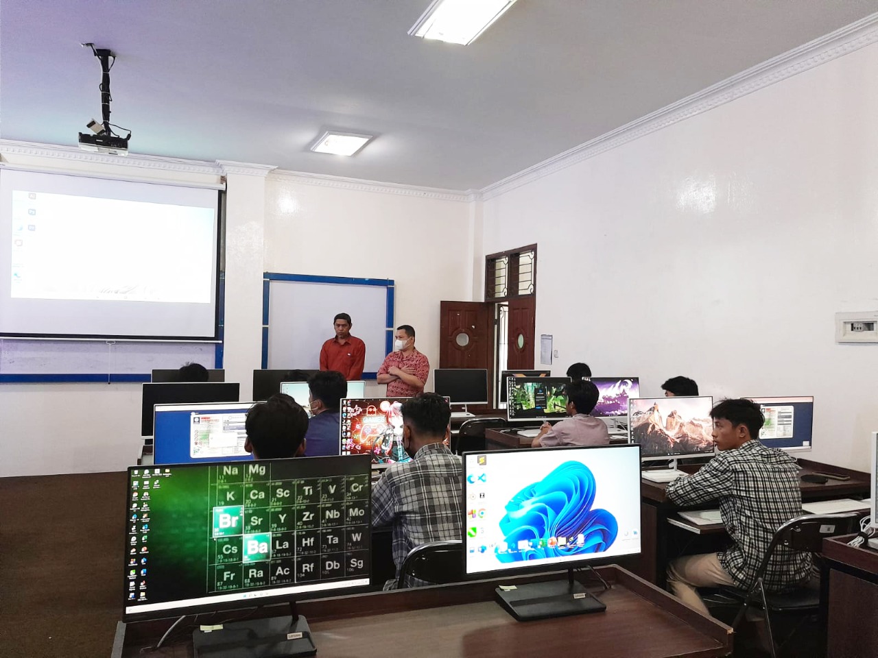 Implementasi Program Double Track Multimedia, Dosen Prodi DKV Darmajaya Ajari Siswa SMAN 5 Bandarlampung Coreldraw