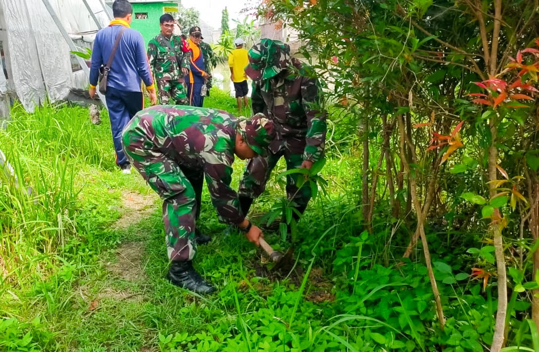 Jaga Kelestarian Lingkungan, Babinsa Koramil Kapas Bojonegoro ikuti Karya Bakti Penanaman Pohon