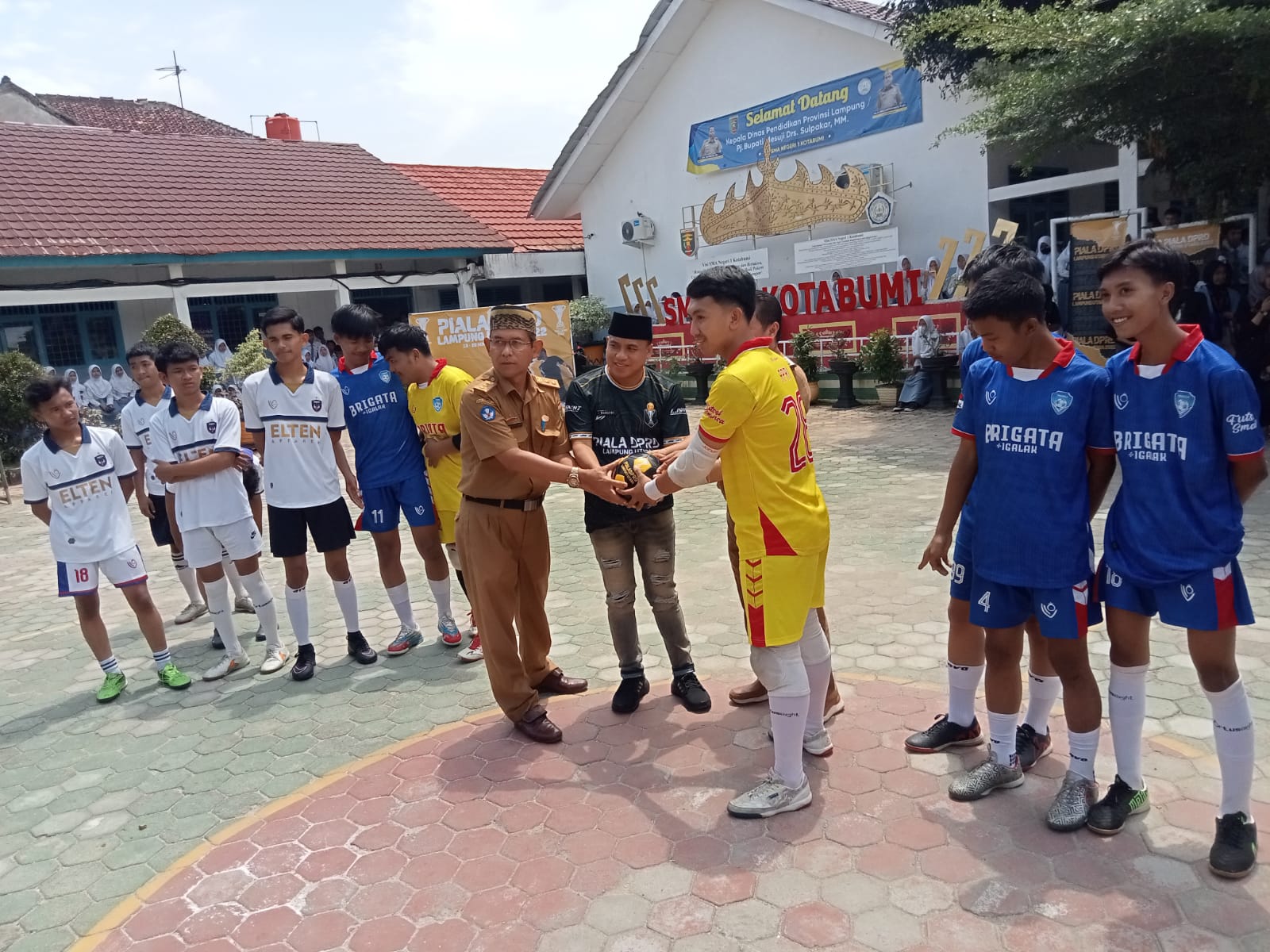 Jelang pembukaan Futsal, Ketua DPRD Lampura silaturahmi ke SMAN 1 Kotabumi