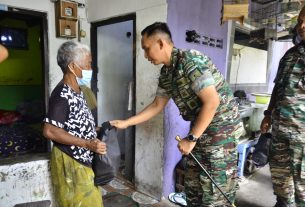 Jum'at Berkah, Dandim 0735/Surakarta Terjun Langsung Berikan Bantuan Paket Sembako Kepada Masyarakat Kurang Mampu