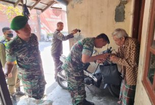 Jumat Berkah, Dandim Solo Bagikan Sembako Kepada Warga.