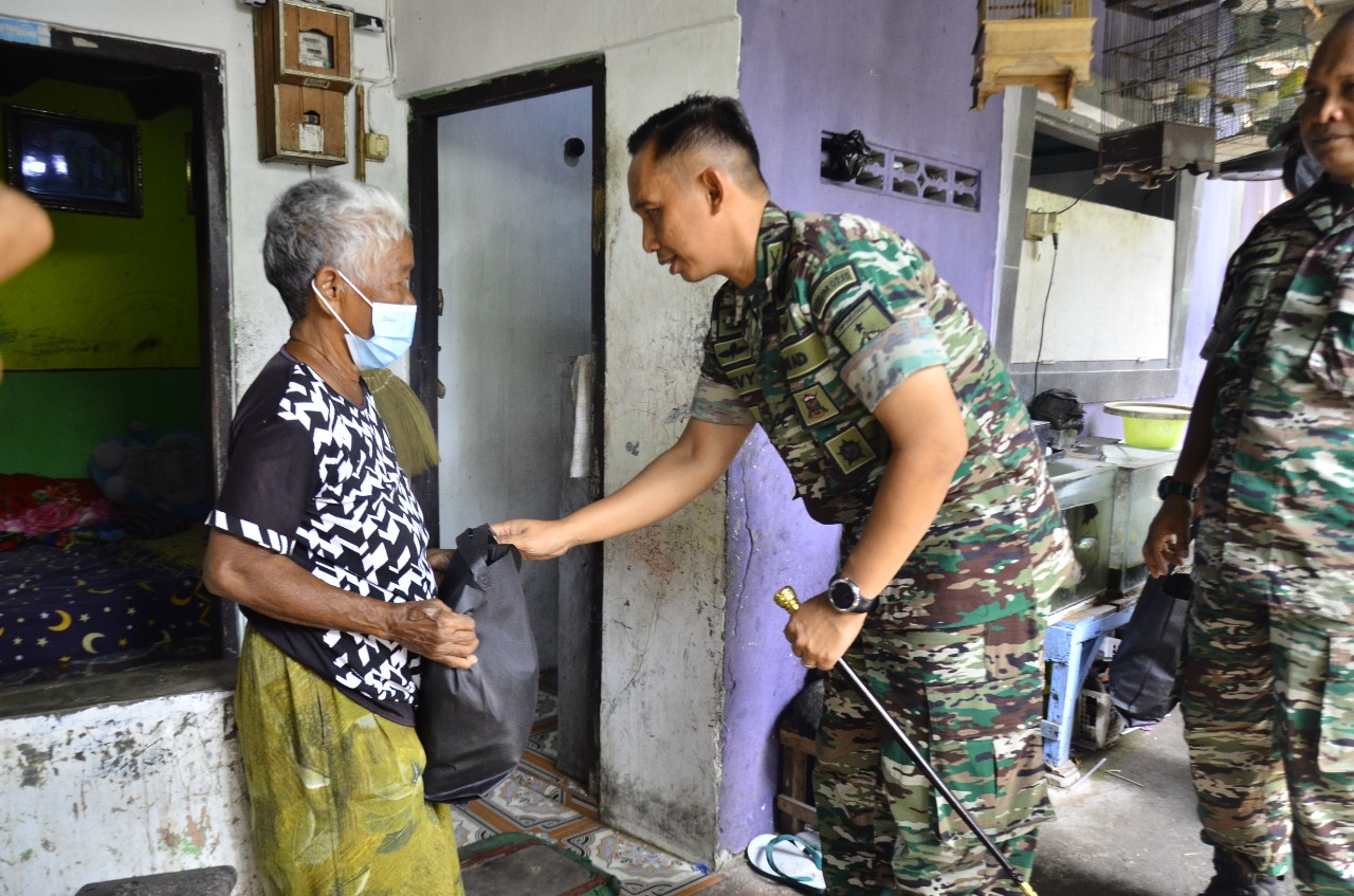 Jum'at Berkah, Dandim 0735/Surakarta Terjun Langsung Berikan Bantuan Paket Sembako Kepada Masyarakat Kurang Mampu
