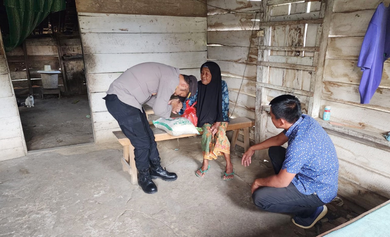 Kapolsek Gedung Aji: Sehat Terus Ya Nenek Nurjanah