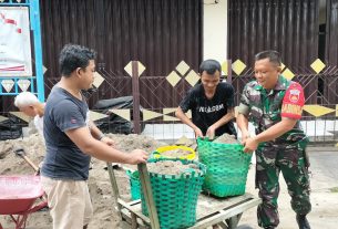 Kemanunggalan TNI dan Rakyat di Wujudkan dengan Kerja Bakti Babinsa Jayengan & Warganya