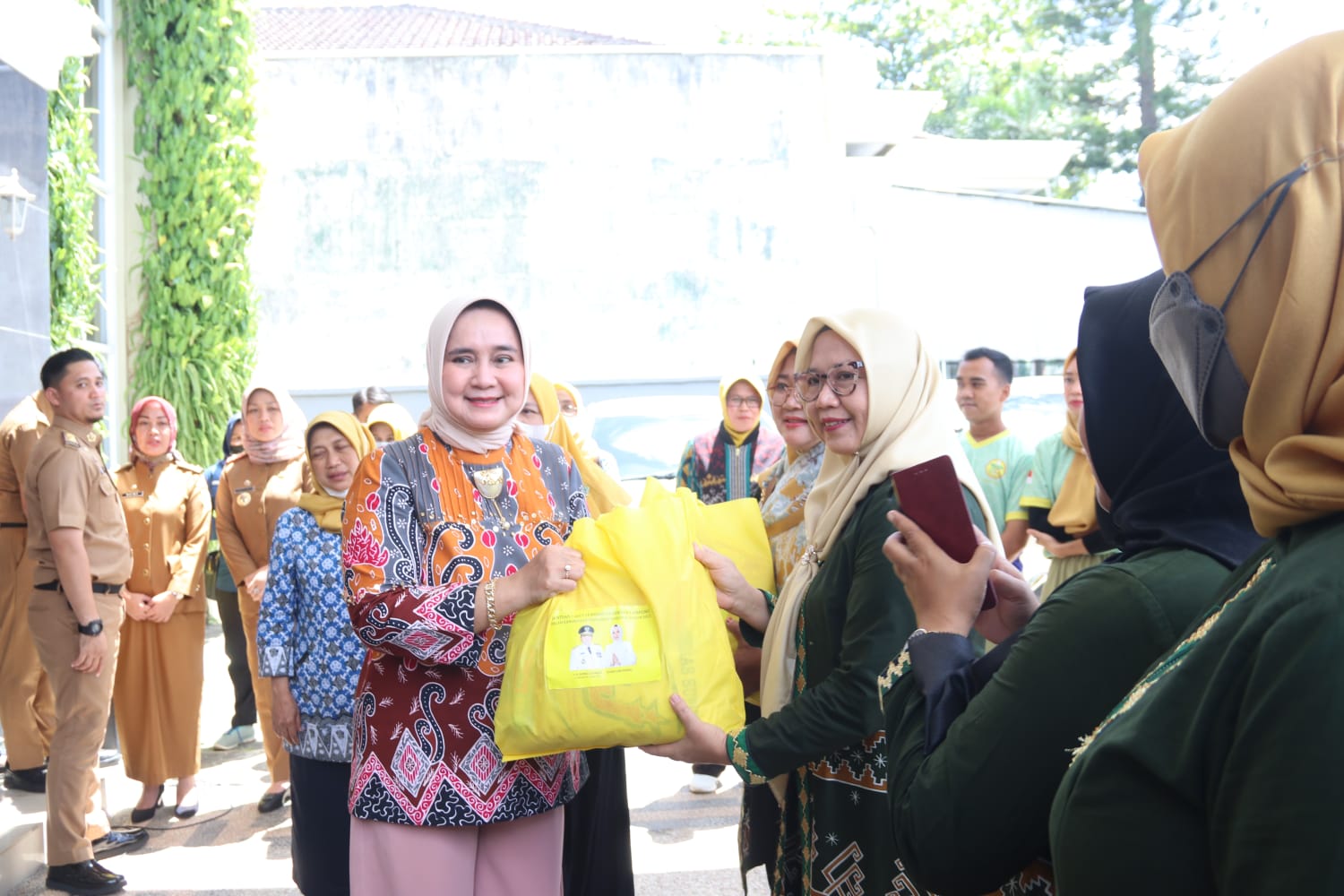 Ketua LKKS Provinsi Lampung Serahkan Bantuan Paket Sembako Kepada Forhati Lampung