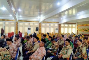 Ketua PDM dan Bupati Lampura lepas keberangkatan peserta Muktamar Muhammadiyah dan Aisyiyah ke-48