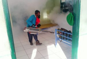 Kodim 0105/Abar Gandeng Dinas Kesehatan Aceh Barat Basmi Sarang Nyamuk Di Lingkungan Asrama