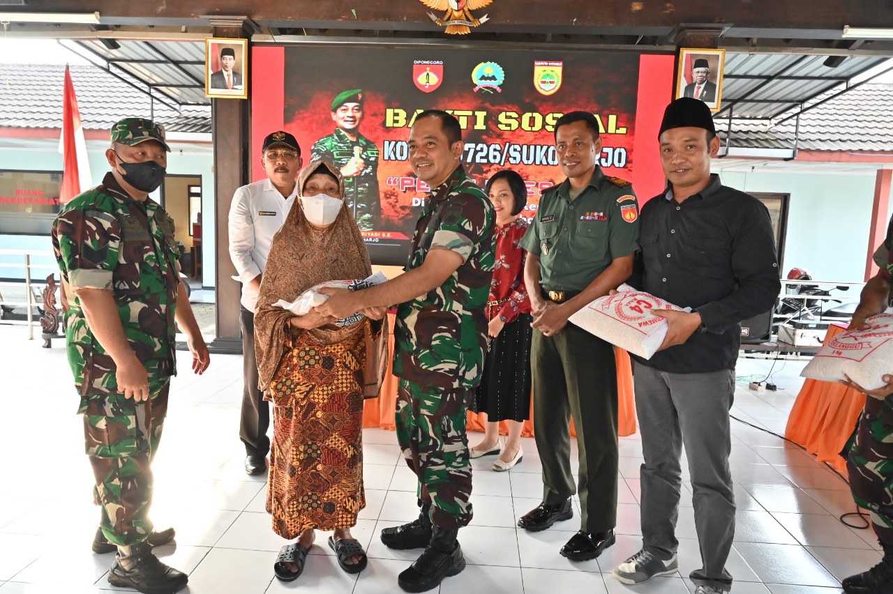 Kodim 0726/Sukoharjo Gelar Baksos bagikan Paket Beras kepada warga tak mampu di desa Cemani.