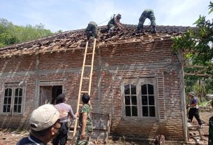 Koramil 03 Bulu, Polsek, perangkat desa Bantu Warga perbaiki Rumah akibat Puting Beliung