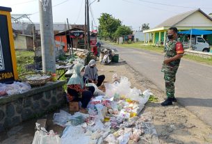 Kunjungi Pedagang Pasar Tradisional, Ini Pesan yang disampaikan Babinsa Plosokerep