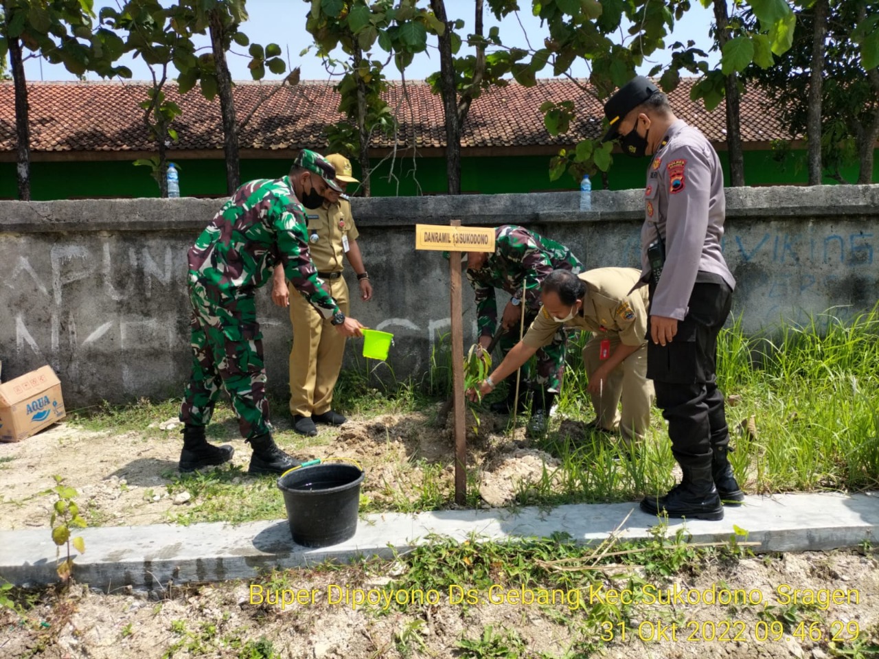 Lestarikan Lingkungan Danramil bersama Muspika Tanam tanaman Buah