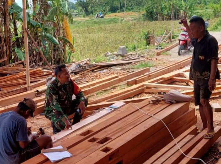 Monitoring Wilayah, Babinsa Komsos Dengan Pengusaha Kayu