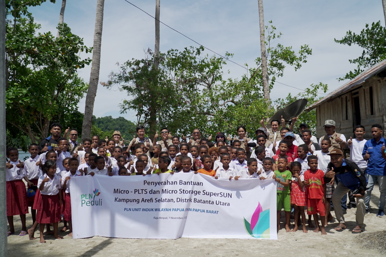 PLN Hadir, Warga Dusun Yarweser di Kabupaten Raja Ampat Papua Kini Tak Perlu BBM Hidupkan Genset untuk Nikmati Listrik