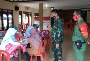 Pandemi Covid-19 Belum Berakhir, Babinsa Joyotakan Montitoring Serbuan Vaksin