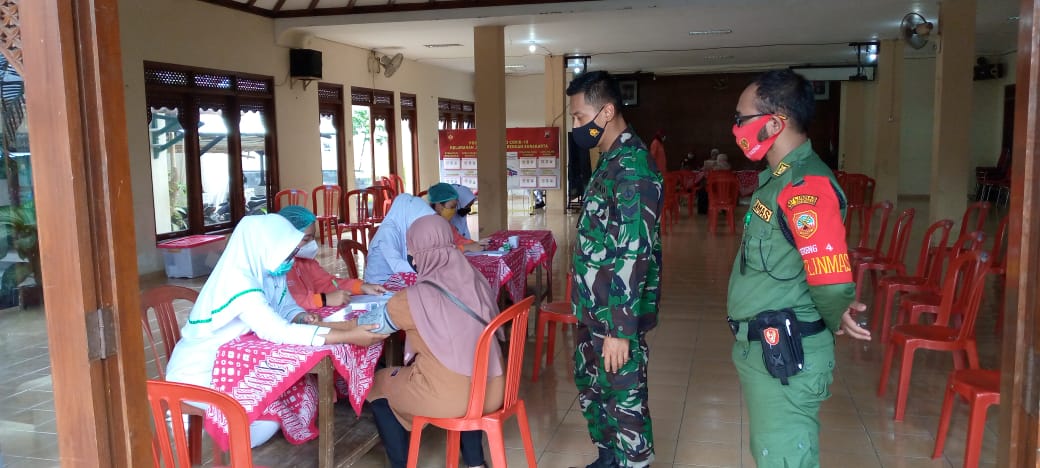 Pandemi Covid-19 Belum Berakhir, Babinsa Joyotakan Montitoring Serbuan Vaksin