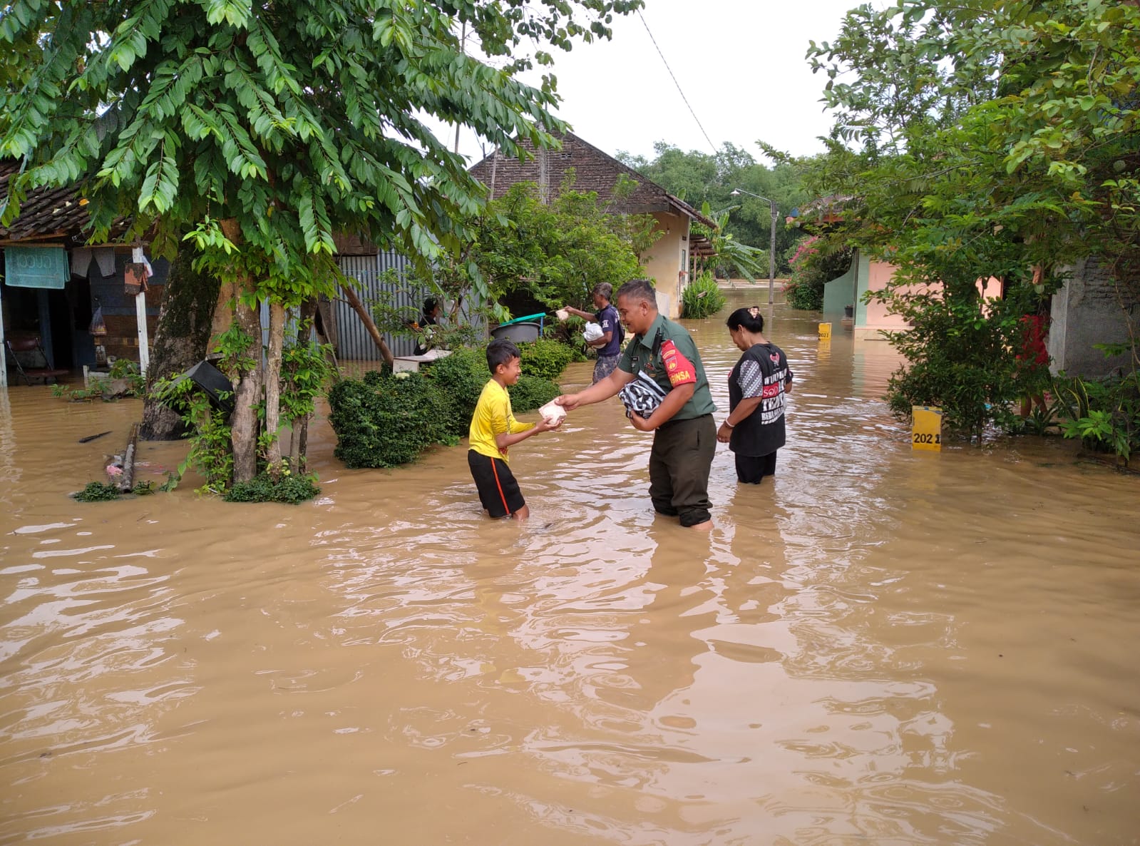 Peduli Korban Banjir, Babinsa Kelurahan Sewu Terjun Langsung Berikan Bantuan