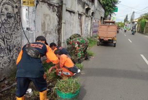 Peduli Lingkungan, Serka Jhony  Bersama Staf Kelurahan Dan Warga Laksanakan Jum'at Bersih