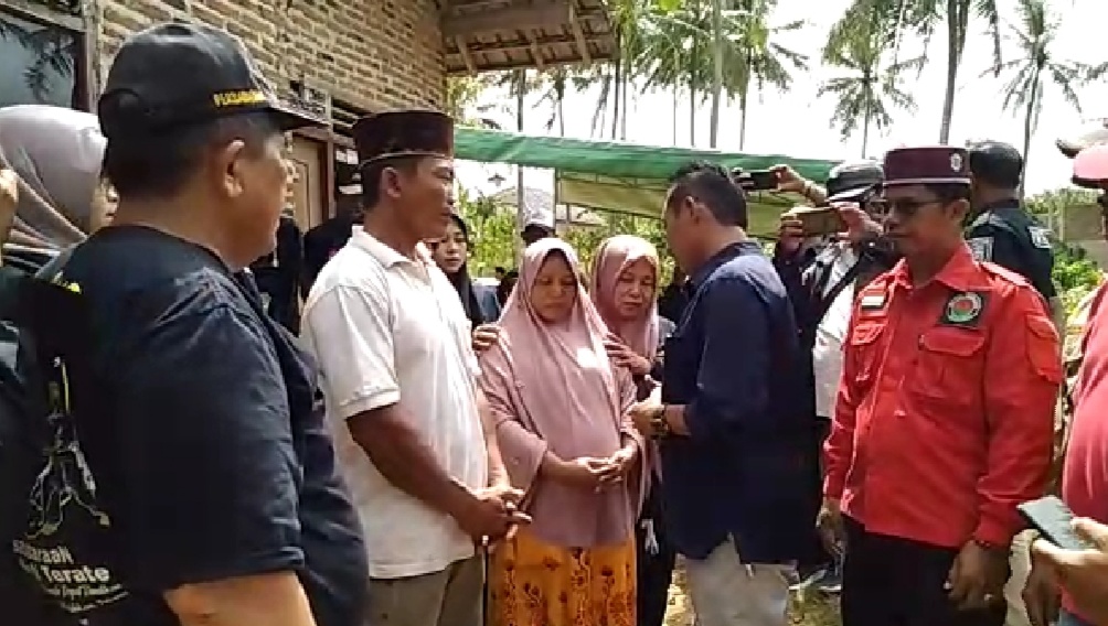 Pemdes Beserta PSHT DAN Karang Taruna Desa Jatimulyo Salurkan Bantuan Korban Banjir Di Sidomulyo DAN Candipuro