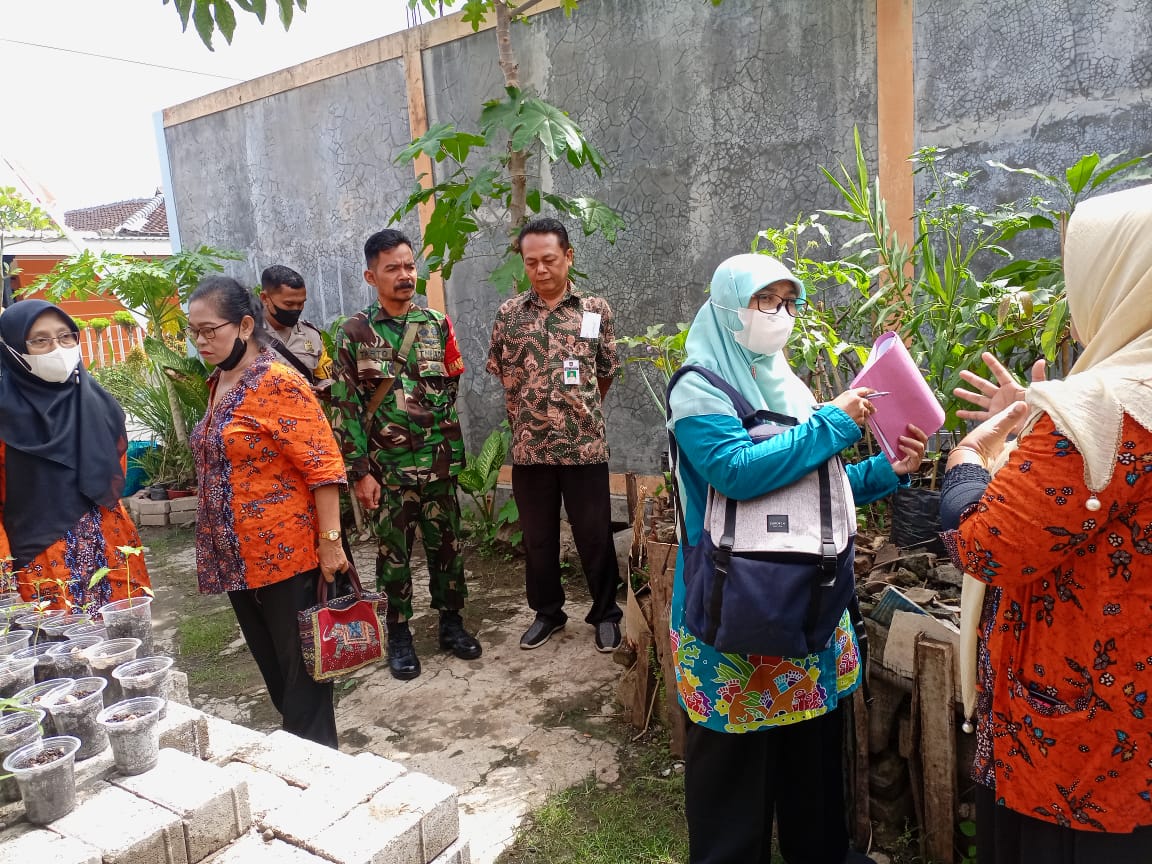 Peran Aktif Babinsa Pucangsawit Dalam Pendampingan Tim Penilai dari DLH Dan Dinas Pertanian