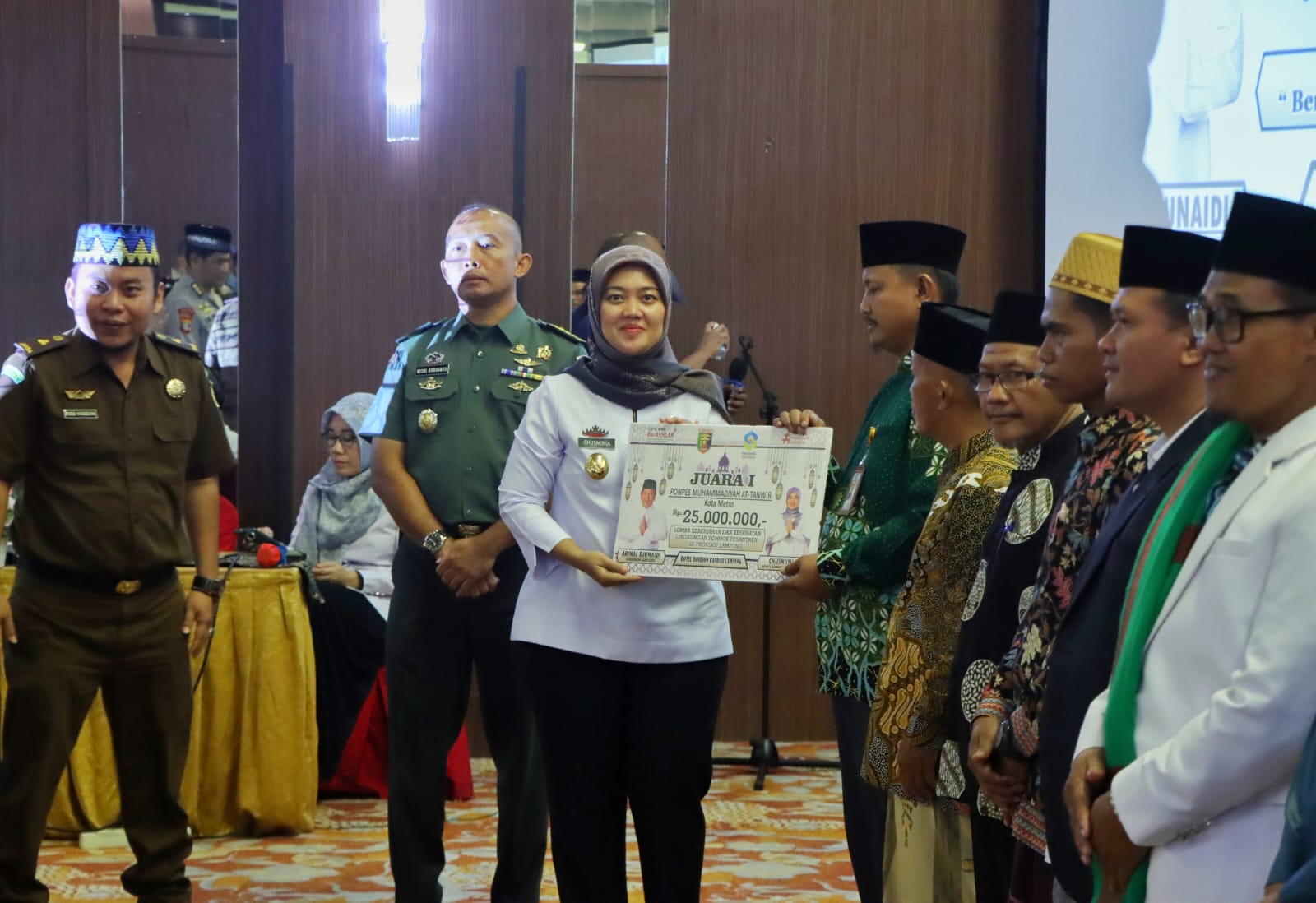 Peringatan Hari Santri Nasional Tahun 2022, Pemprov Lampung Serahkan Penghargaan dan Bantuan Sosial
