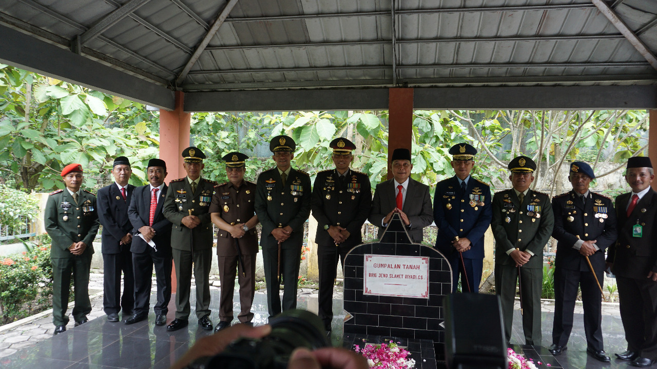 Peringati Hari Pahlawan Ke-77, Dandim 0735/Surakarta Bersama Forkopimda Ikuti Upacara Bendera Dan Ziarah Nasional