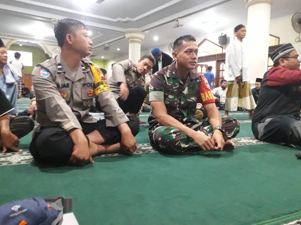 Perkuat Ukuwah, Babinsa & Bhabinkamtibmas Joyotakan Safari Sholat Subuh Berjama'ah