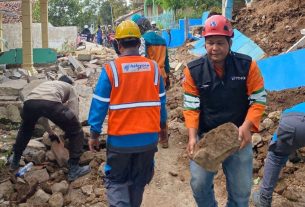 Petugas PLN ini Tetap Jalani Tugas Layani Masyarakat Meski Rumahnya juga Hancur Akibat Gempa Cianjur