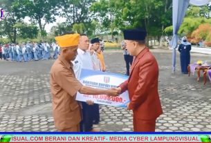 Raden Adipati: Inspektur Upacara Peringatan Hari Pahlawan Ke-77 Way Kanan, (LV)- Pemerintah Kabupaten Way Kanan menggelar Upacara Peringatan Hari Pahlawan Tingkat Kabupaten Way Kanan Tahun 2022 di Lapangan Pemkab Setempat, Kamis (10/11/2022). Raden Adipati Surya membacakan amanat Menteri Sosial RI, Tri Rismaharini, mengatakan bahwa Hari Pahlawan setiap tahun diperingati dengan renungan yang sungguh-sungguh untuk menemukan kembali jejak para Pahlawan dalam hidup sebagai Bangsa dan Negara Merdeka. Bupati juga menghimbau generasi penerus bangsa untuk memaknai hari pahlawan dengan mengisi hari-hari dengan kegiatan yang bermanfaat. Diketahui, usai upacara dilakukan penyerahan Penyaluran Bantuan Subsidi Upah, BSU berupa Subsidi Gaji, Upah bagi Pekerja Buruh, yaitu Pekerja Warga Negara Indonesia, Peserta aktif BPJS Ketenagakerjaan per Juli 2022, Menerima gaji, upah paling banyak Rp 3.500.000 per Bulan, Bukan ASN, TNI dan Polri, Belum menerima Program Kartu Pra Kerja, Program Keluarga Harapan, atau Program Bantuan Produktif Usaha Mikro, serta bansos lainnya. Sebanyak 1.713 Non ASN di Satuan Kerja Perangkat Daerah Kabupaten Way Kanan telah terdaftar di BPJS Ketenagakerjaan dalam program Jaminan Kecelakaan Kerja dan Jaminan Kematian sebagai bentuk perlindungan Pemerintah Kabupaten Way Kanan, bagi Tenaga Honorer Non ASN berdasarkan PKS antara BKPSDM Way Kanan dengan BPJS Ketenagakerjaan. Sehingga semua Non ASN diajukan sebagai calon penerima BSU, yang setelah verifikasi Kemnaker total penerima BSU adalah 1.269 orang atau total sebesar Rp 761.400.000, diantaranya 580 penerima BSU melalui Rekening BRI kolektif, 100 penerima BSU melalui rekening pribadi, yang mengupdate sendiri 589 penerima BSU melalui rekening Pos Indonesia dan 444 Tenaga Kerja Non ASN tidak lolos verifikasi penerima BSU dikarenakan Bansos atau Program Pra Kerja. Selain itu, juga diserahkan secara simbolis oleh Bupati Adipati Jaminan Kematian sebesar Rp 42.000.000 kepada Ahli Waris Saudara alm. A Rifa'i Non ASN Dinas Perhubungan Way Kanan yang meninggal di Bulan Oktober 2022 lalu yang merupakan bentuk perhatian dari Pemerintah Kabupaten Way Kanan kepada Non ASN. Dari Way Kanan M Fikri, Mengabarkan