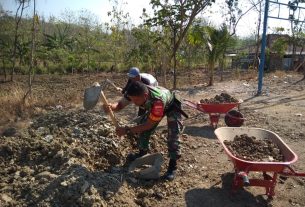 Respon Cepat, Babinsa Geneng duwur Ajak Warga Urug Jalan