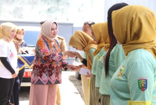 Riana Sari Arinal Melepas Kontingen Perwakilan Perwosi Lampung Mengikuti Lomba Senam Kreatif Tingkat Nasional