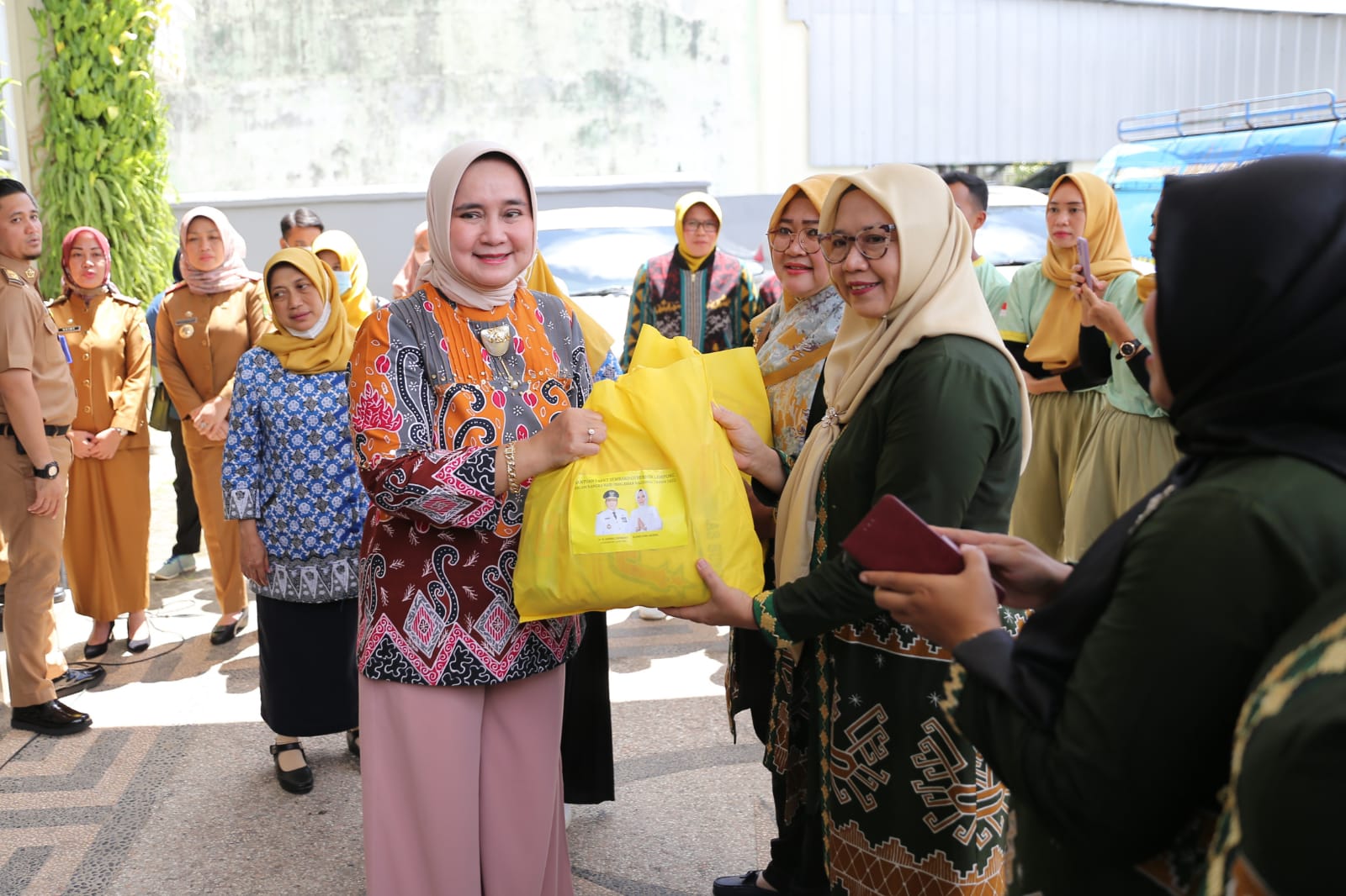 Riana Sari Arinal Serahkan Bantuan Sembako kepada Alumni Forhati Wilayah Lampung untuk Disalurkan kepada Keluarga Pejuang